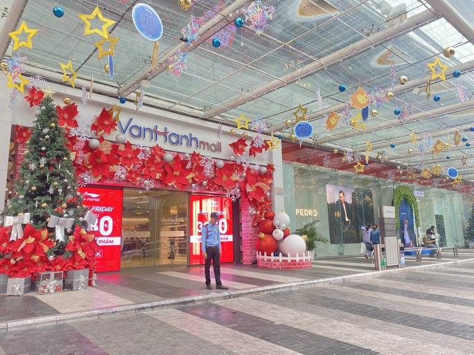 Khung cảnh trang trí Noel tại Vạn Hạnh Mall (quận 10)