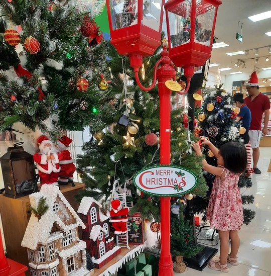 Một nhà sách trang trí Noel lung linh sắc màu tại Giga Mall (TP Thủ Đức)