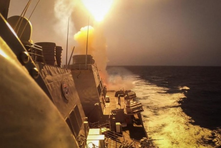 Phát hiện UAV do Houthi phóng, tàu chiến Mỹ lập tức bắn hạ