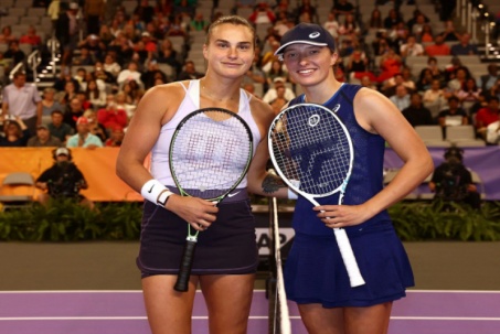 Cặp "Serena - Sharapova mới": Số 1 Swiatek nói gì về Sabalenka?