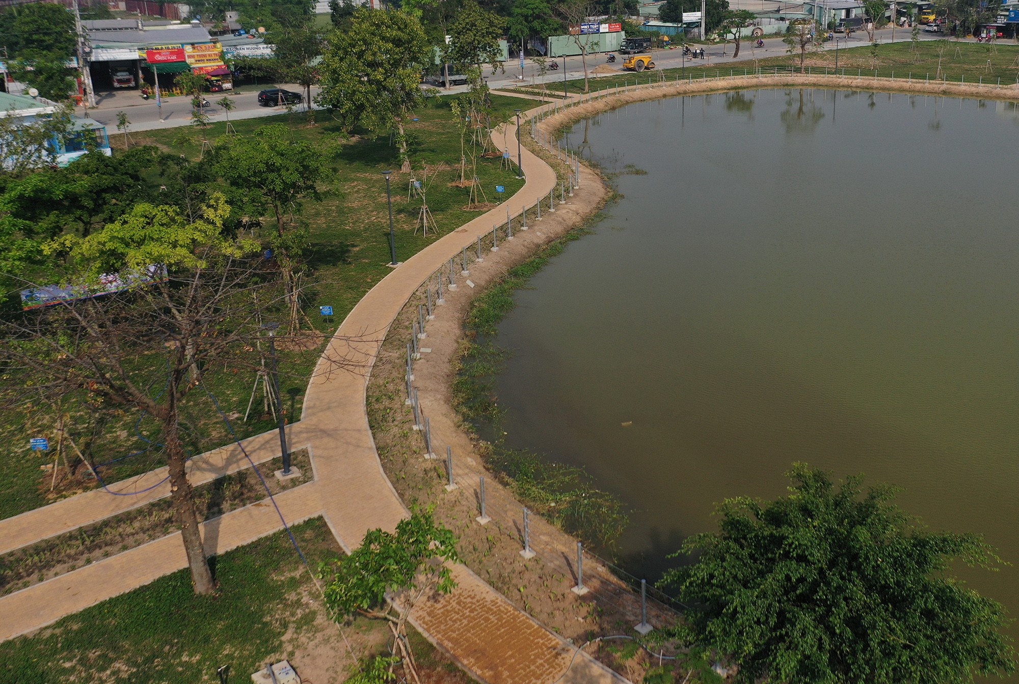 Xung quanh hồ nước được thiết kế lối đi bộ rộng gần 2m, phục vụ người dân tham quan, tập thể dục…