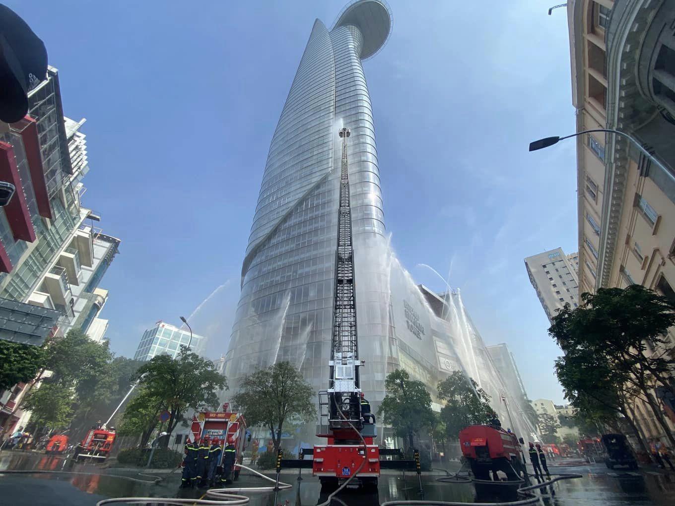 Sáng 30/11, Công an TP.HCM phối hợp cùng các đơn vị liên quan tổ chức diễn tập phương án phòng cháy chữa cháy và cứu nạn cứu hộ tại Tòa nhà Bitexco Financial Tower