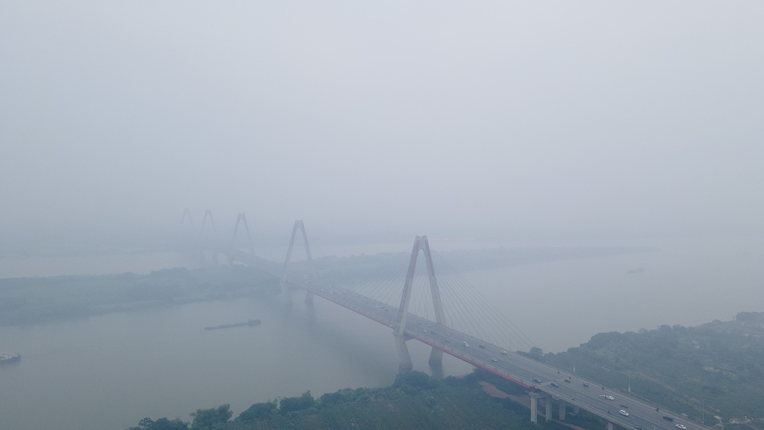 Trung tâm Hà Nội chìm trong sương mù dày đặc, chất lượng không khí nhiều nơi ở “mức đỏ” - 10