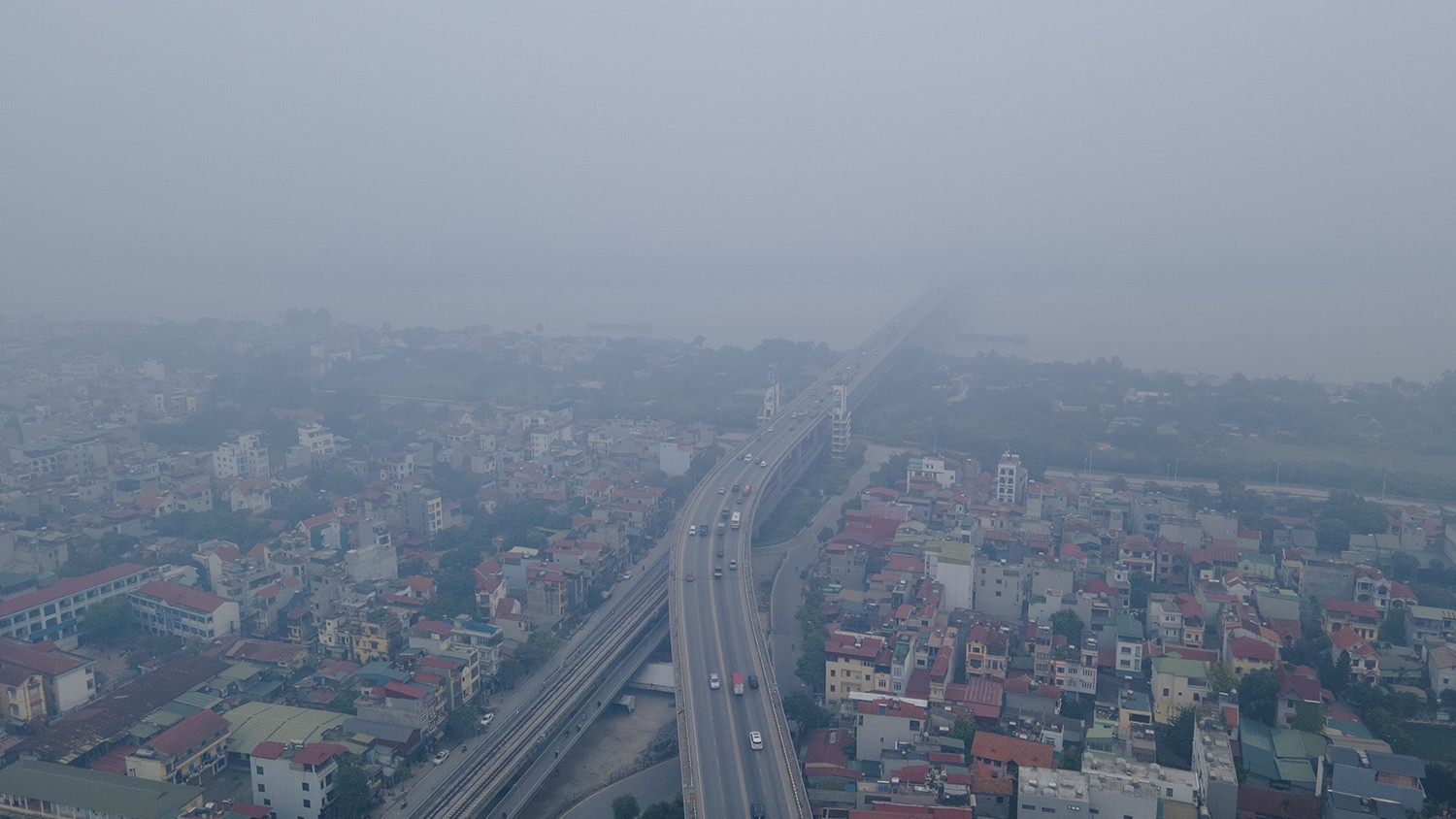Trung tâm Hà Nội chìm trong sương mù dày đặc, chất lượng không khí nhiều nơi ở “mức đỏ” - 11
