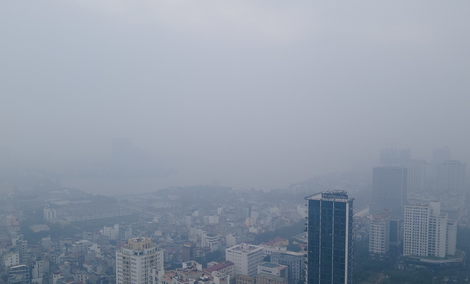Trung tâm Hà Nội chìm trong sương mù dày đặc, chất lượng không khí nhiều nơi ở “mức đỏ” - 13