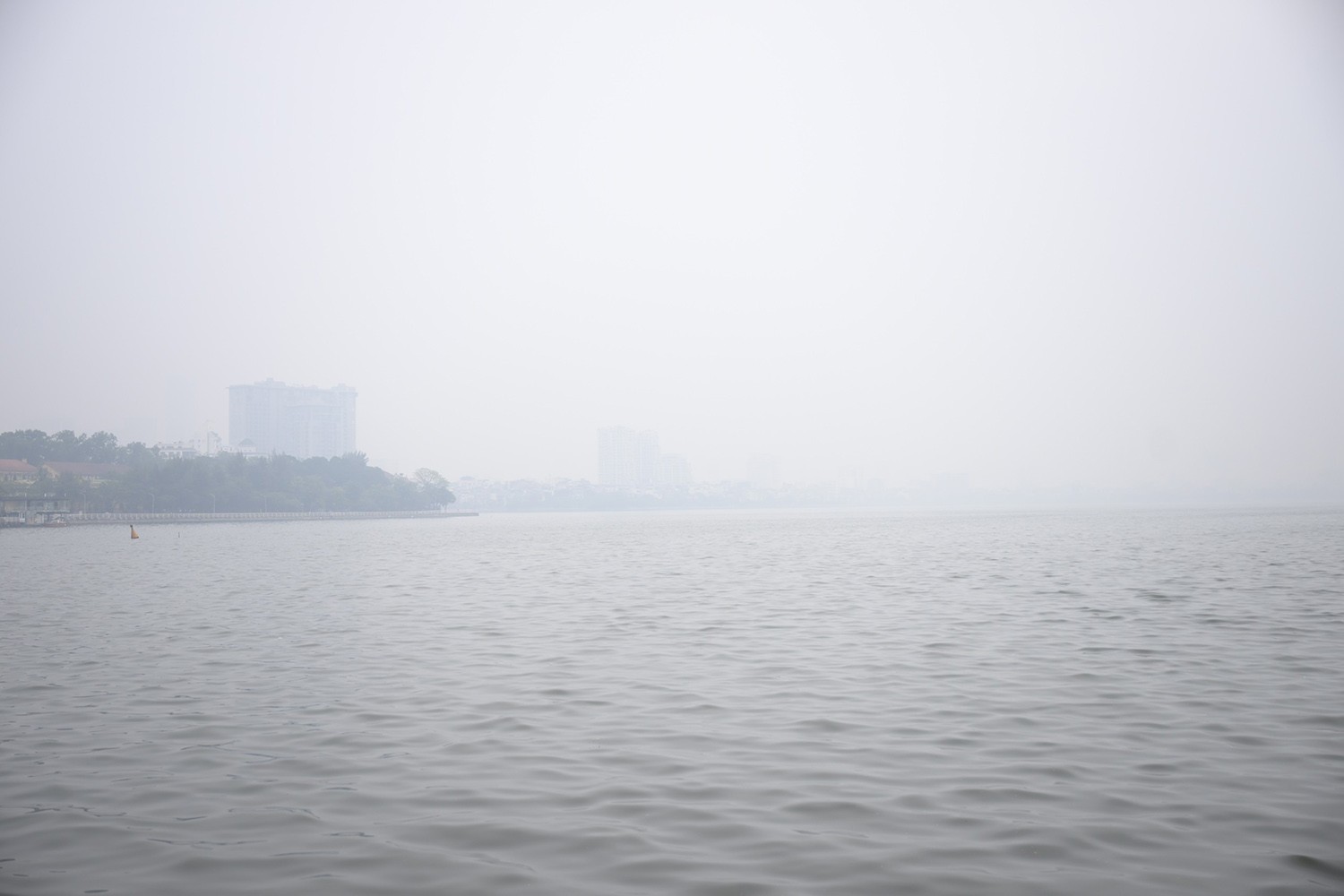 Trung tâm Hà Nội chìm trong sương mù dày đặc, chất lượng không khí nhiều nơi ở “mức đỏ” - 14