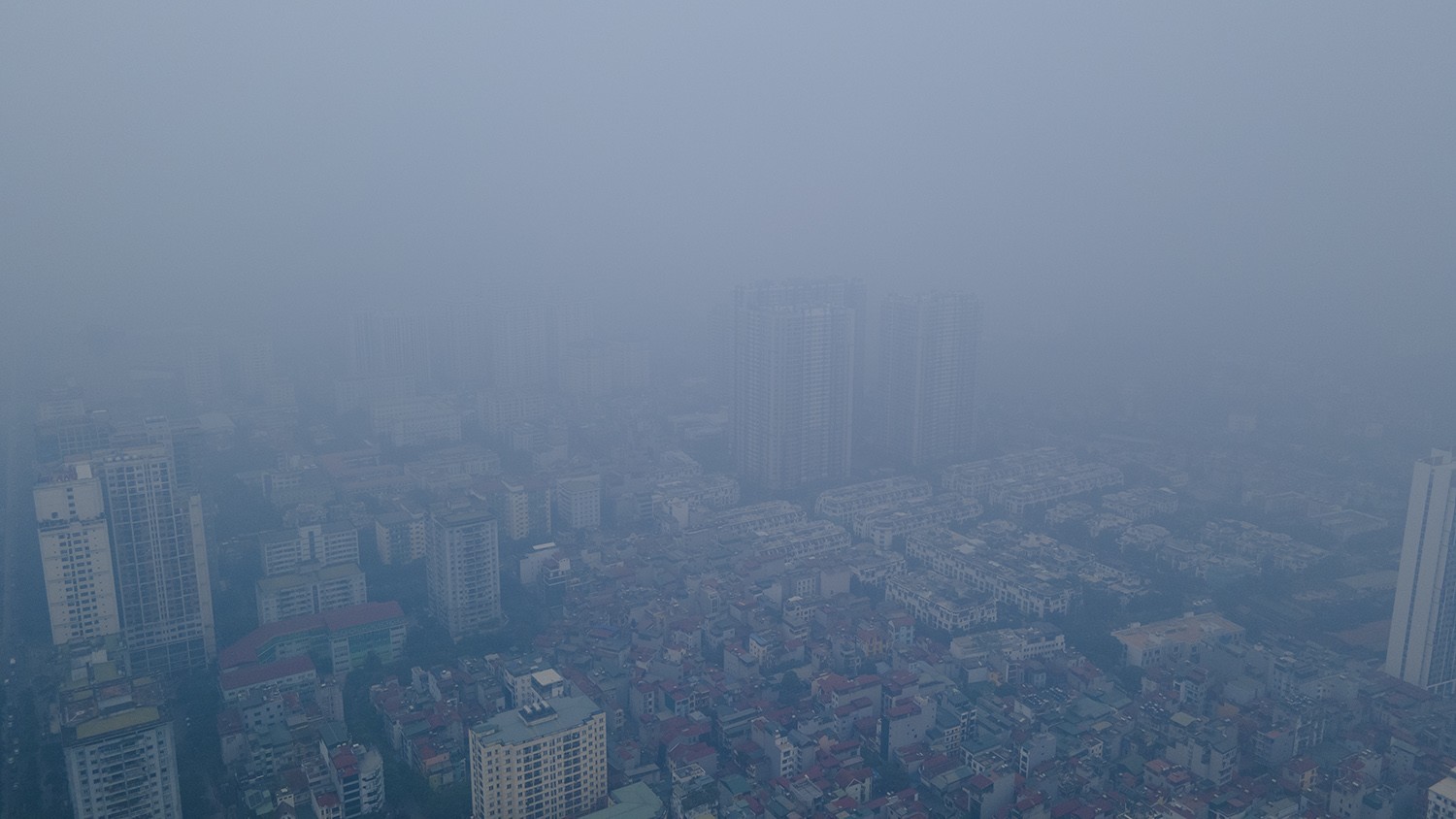 Trung tâm Hà Nội chìm trong sương mù dày đặc, chất lượng không khí nhiều nơi ở “mức đỏ” - 15