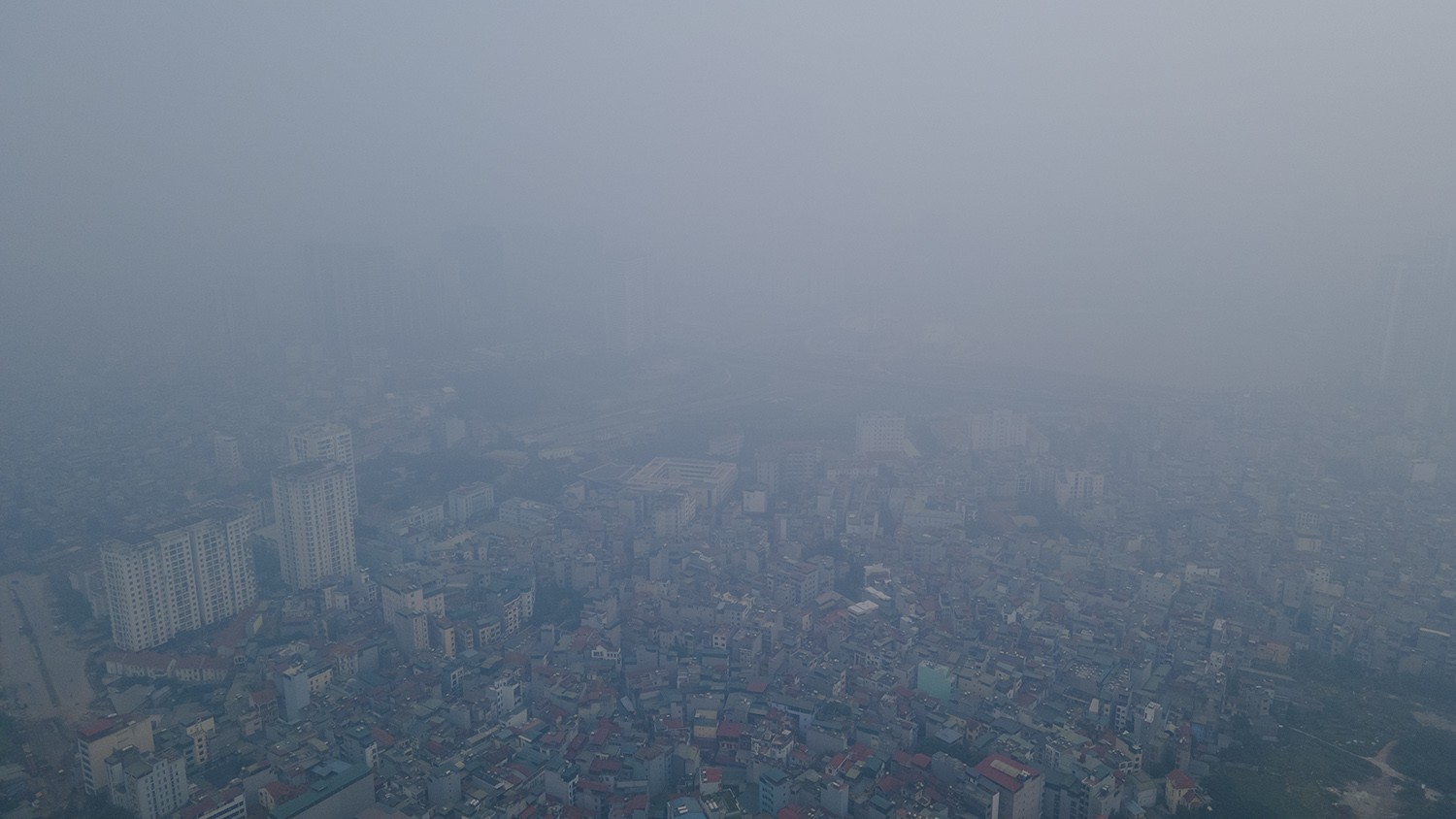 Trung tâm Hà Nội chìm trong sương mù dày đặc, chất lượng không khí nhiều nơi ở “mức đỏ” - 2
