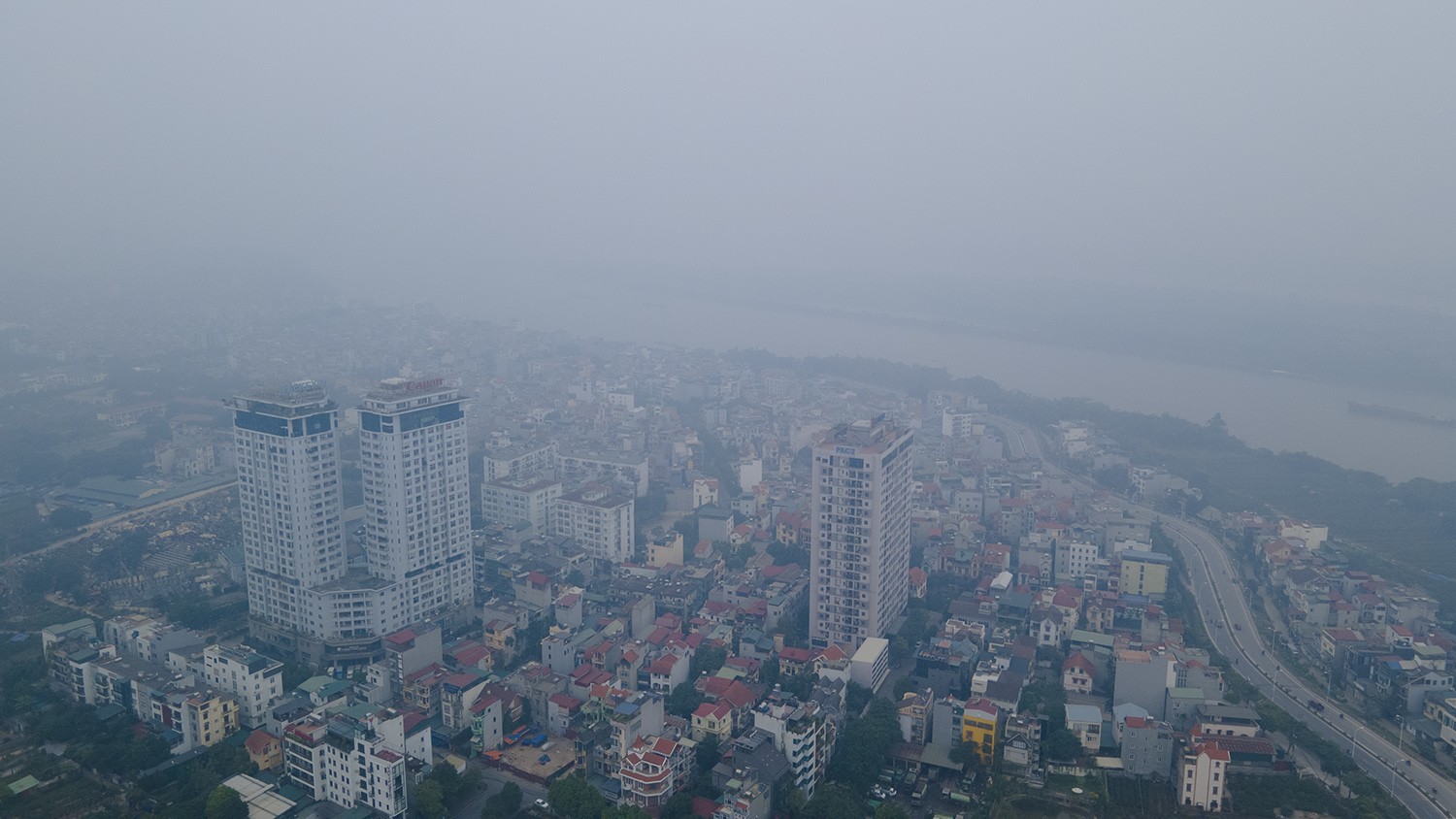 Trung tâm Hà Nội chìm trong sương mù dày đặc, chất lượng không khí nhiều nơi ở “mức đỏ” - 3