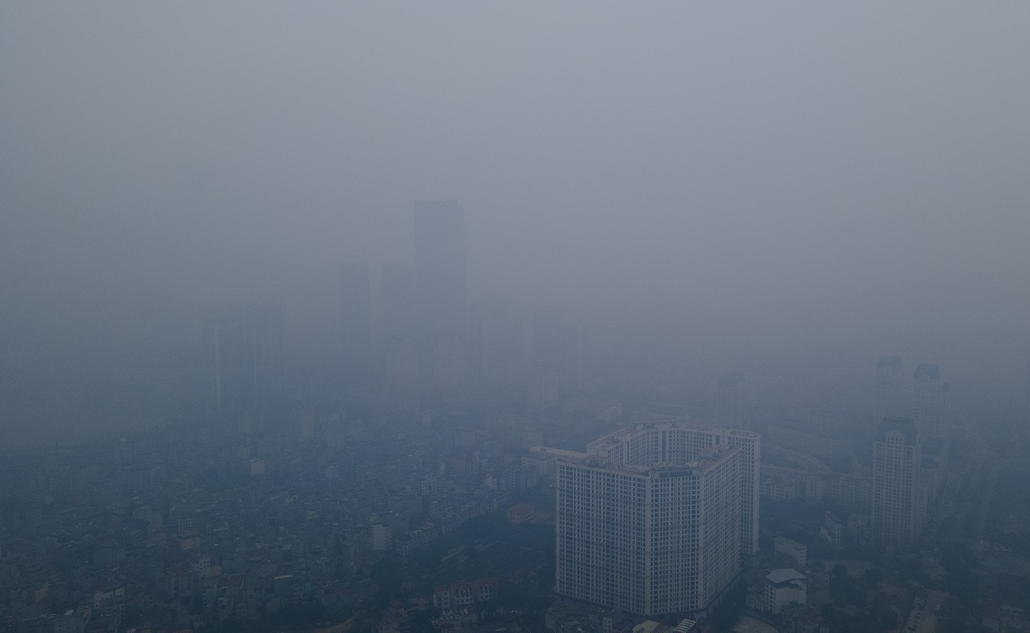 Trung tâm Hà Nội chìm trong sương mù dày đặc, chất lượng không khí nhiều nơi ở “mức đỏ” - 5