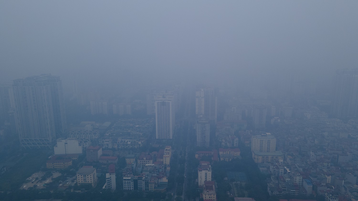 Trung tâm Hà Nội chìm trong sương mù dày đặc, chất lượng không khí nhiều nơi ở “mức đỏ” - 6