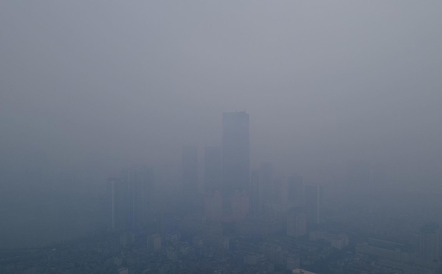 Trung tâm Hà Nội chìm trong sương mù dày đặc, chất lượng không khí nhiều nơi ở “mức đỏ” - 7