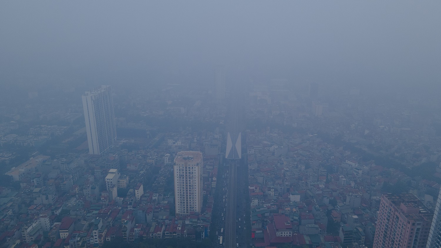 Trung tâm Hà Nội chìm trong sương mù dày đặc, chất lượng không khí nhiều nơi ở “mức đỏ” - 8