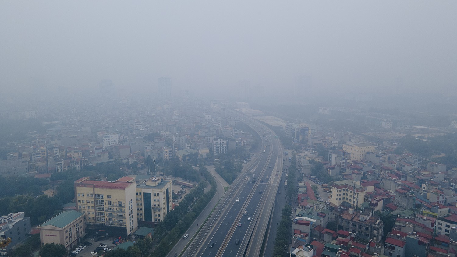 Trung tâm Hà Nội chìm trong sương mù dày đặc, chất lượng không khí nhiều nơi ở “mức đỏ” - 9