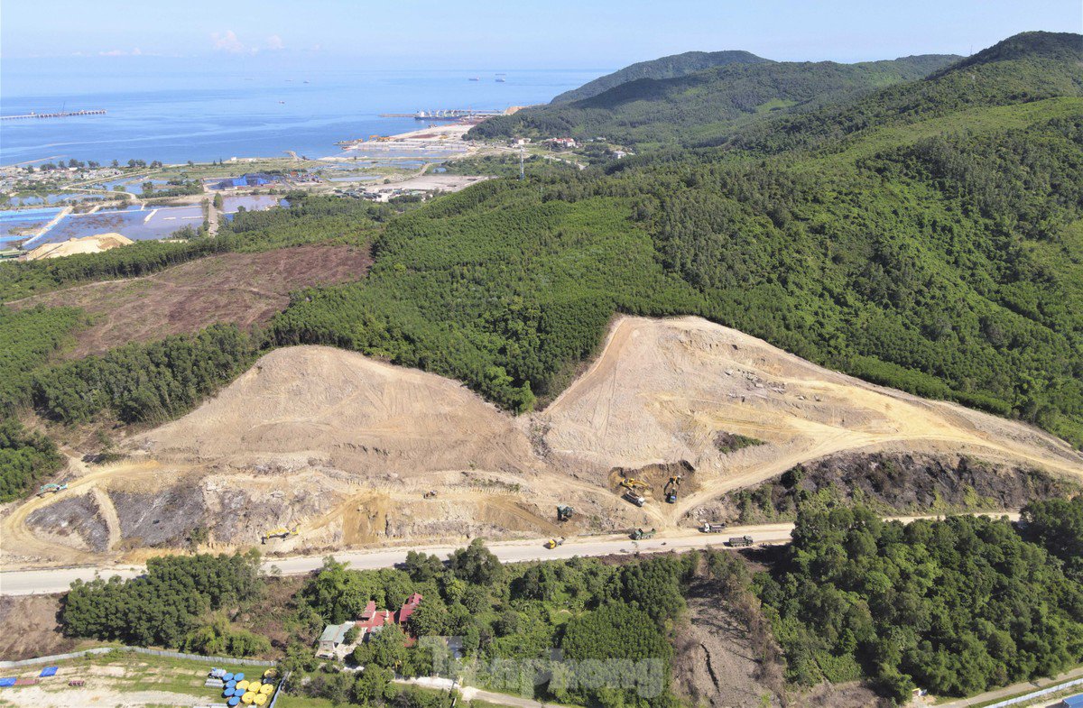 Tại ngọn đồi Cựa Chùa (thôn Hải Thanh, xã Kỳ Lợi), Công ty TNHH XD và TM Hoàng Ngọc đã huy động máy móc hạ thấp ngọn đồi để tận dụng đất, đá đắp nền đường