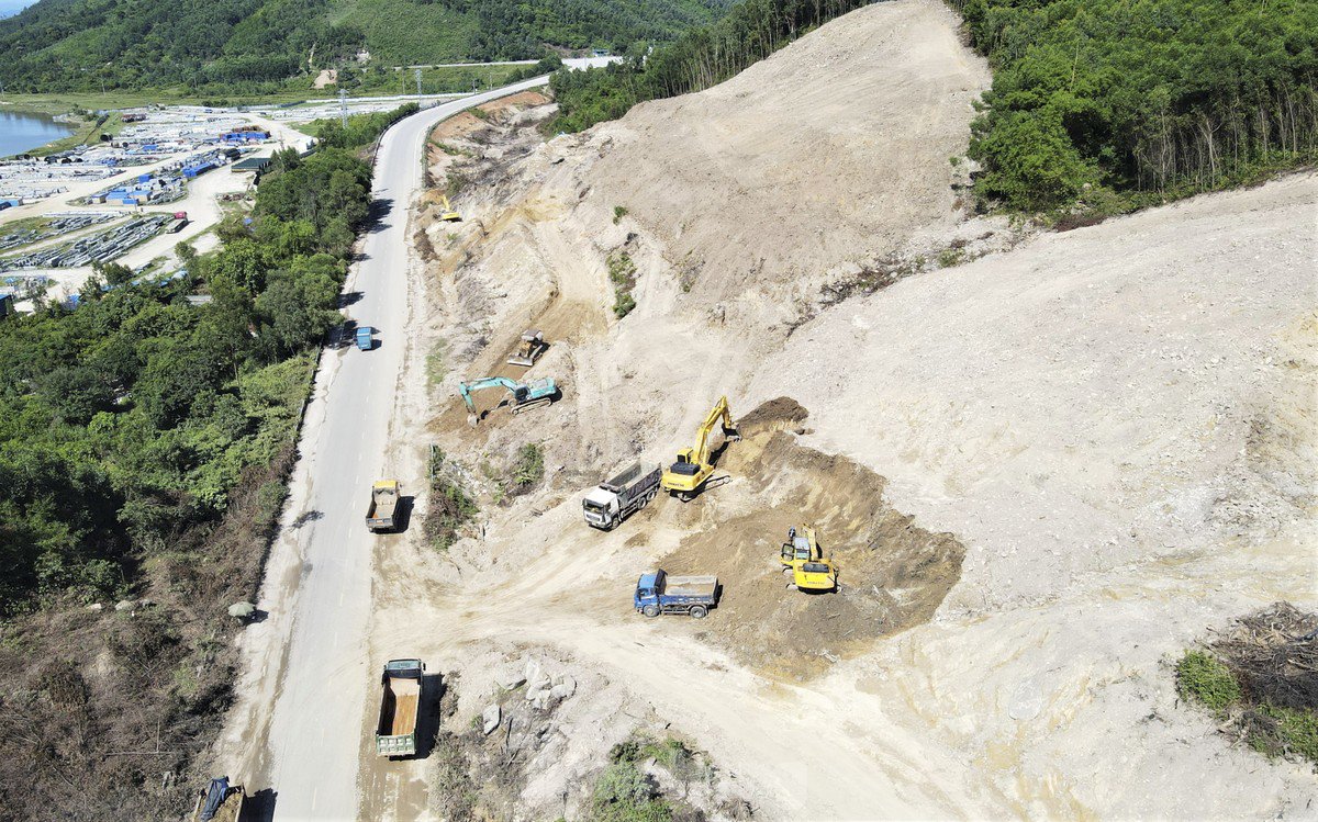 Đơn vị thi công cho biết ngọn đồi có cao độ 35m nên phải huy động lượng lớn máy đào, ủi và xe tải để hạ đồi, vận chuyển đất làm vật liệu đắp nền đường các vị trí khác.