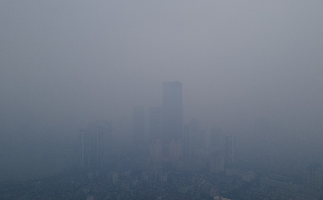 Landmark 72 - toà nhà cao nhất Hà Nội chìm trong lớp sương mù.