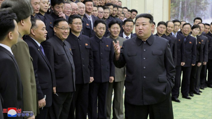 Hình ảnh Lãnh đạo Triều Tiên Kim Jong-un gặp gỡ các thành viên Ủy ban chuẩn bị phóng vệ tinh không thường trực, công bố ngày 24-11. Ảnh: KCNA