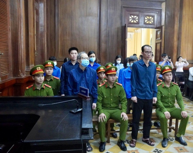 Tòa phạt cựu giám đốc BV Thủ Đức Nguyễn Minh Quân 21 năm tù về 2 tội tham ô, rửa tiền - 1