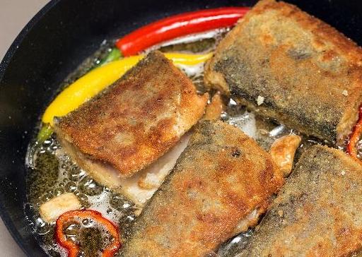 Cho cá vào chảo chiên với dầu lạnh hay nóng để không bị dính chảo? - 4
