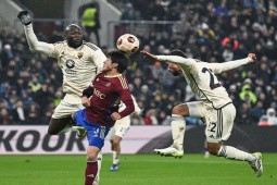 Lukaku ghi bàn cán mốc khủng, Roma của Mourinho nguy cơ đá play-off Europa League