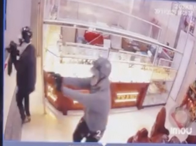 Hình ảnh camera ghi lại việc 2 đối tượng xông vào cướp tiệm vàng