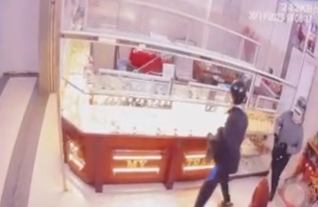 Hình ảnh camera ghi lại cảnh hai đối tượng vào cướp tiệm vàng.