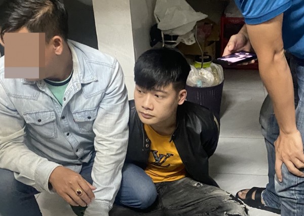 Các trinh sát hình sự bắt giữ Nguyễn Hữu Hoàng Phong.