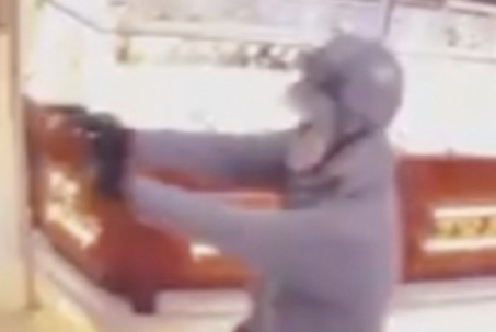 Vụ dùng súng cướp tiệm vàng ở Trà Vinh: "Nếu bị hại chống trả thì bắn"