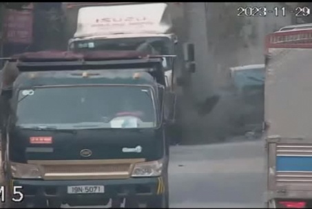 Clip: Bị xe “hổ vồ” tông từ phía sau, ô tô con lao đầu vào xe tải, gặp nạn kinh hoàng