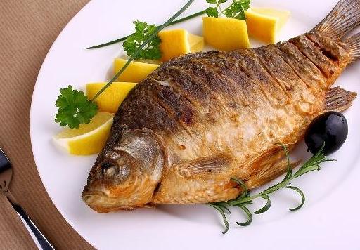 Cho cá vào chảo chiên với dầu lạnh hay nóng để không bị dính chảo? - 1