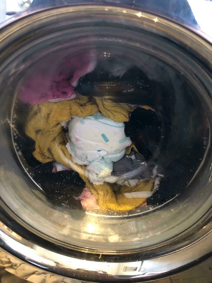 Bằng cách nào đó tôi đã nhét một chiếc tã bẩn vào máy giặt.
