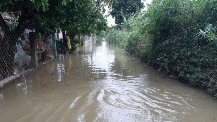 Nước lũ lên nhanh trong đêm, nhiều nơi ở Thừa Thiên Huế bị ngập - 1