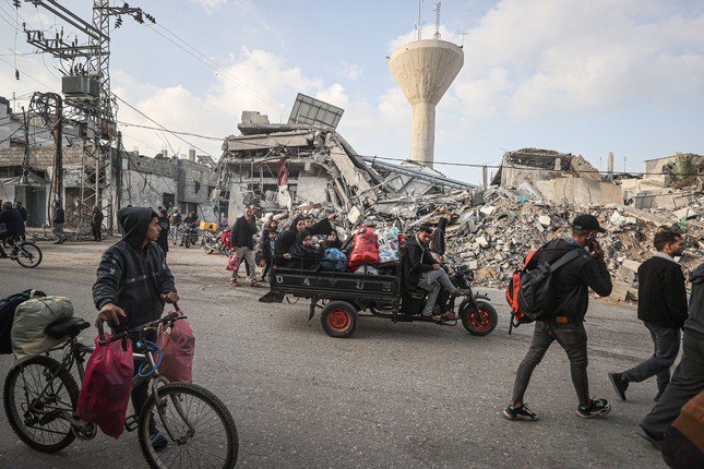 Người dân Dải Gaza sơ tán ngày 1/12 khi giao tranh nối lại. Ảnh: Getty Images