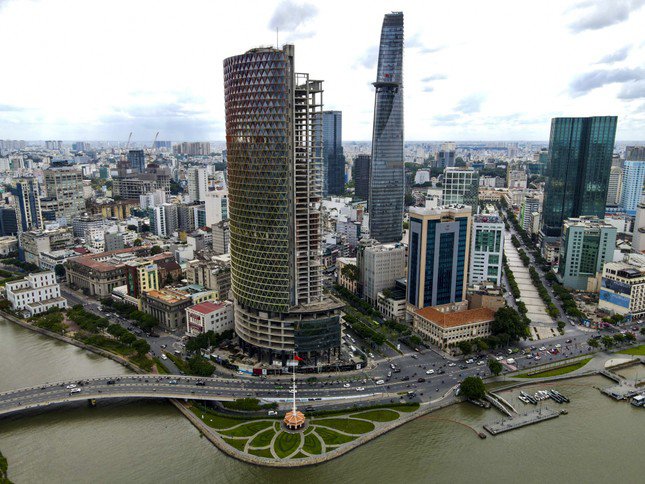 Saigon One Tower được xem là một
trong những dự án có vị trí đắc địa bậc nhất TPHCM khi nằm trên khu
đất vàng rộng hơn 6.600 m2 tại giao lộ Tôn Đức Thắng - Hàm Nghi
(quận 1, TPHCM) nhưng có số phận khá hẩm hiu.