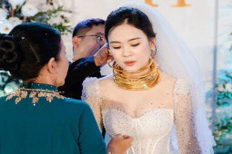 Đám cưới ở Nghệ An: Vàng che kín cổ vẫn không làm lu mờ nhan sắc cô dâu