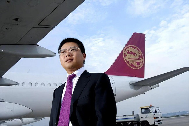 Vương Quân Cẩn là chủ tịch Tập đoàn Shanghai Juneyao có thế mạnh trong lĩnh vực vận tải hàng không, dịch vụ tài chính. Ông chủ Vương Quân Cẩn có khối tài sản 3,5 tỷ NDT (hơn 11.900 tỷ đồng).
