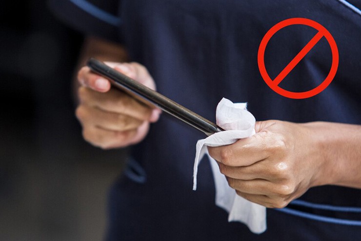 Nhiều thao tác vệ sinh của người dùng vô tình làm hỏng màn hình smartphone.