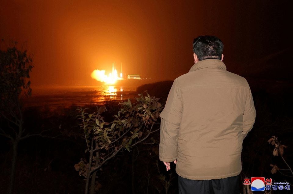 Ông Kim Jong Un quan sát vụ phóng vệ tinh quân sự hôm 21/11. Ảnh: Reuters