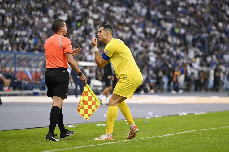 Ronaldo phàn nàn với trọng tài biên sau khi bị từ chối&nbsp;bàn thắng
