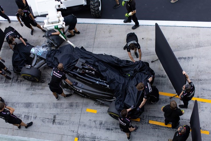 Chiếc Mercedes của Russell trở về garage sau tai nạn