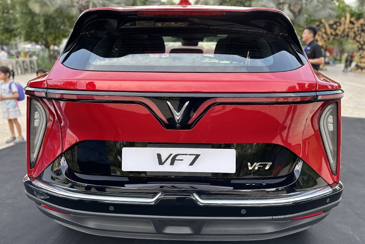 VinFast VF7 bắt đầu nhận cọc và có mức ưu đãi lên đến 30 triệu đồng. - 2