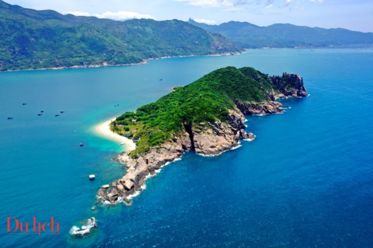 Đảo hòn Nưa nằm giữa vùng biển ranh giới Phú Yên và Khánh Hòa còn nguyên vẹn vẻ đẹp hoang sơ, kỳ bí hệt như con khủng long khổng lồ hiện ra từ thời tiền sử.