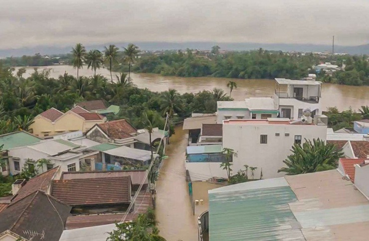 Nước sông Cái đang lên rất nhanh, một số khu vực ven sông đã ngập sâu. Ảnh: NGUYÊN KEN