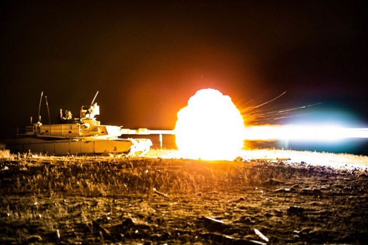 Xe tăng M1A2 Abrams cùng Trung đoàn Kỵ binh số 116 của Mỹ tiến hành huấn luyện bắn đạt thật cấp trung đội hôm 14-2-2019 tại Trung tâm huấn luyện chiến đấu Orchard (bang Idaho, Mỹ). Ảnh: SSG MASON CUTRER, IDAHO ARMY NATIONAL GUARD
