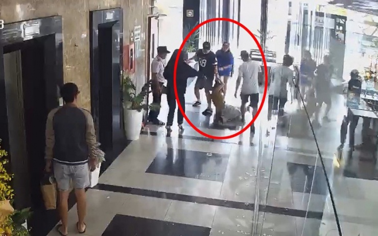 Hình ảnh người đàn ông lao vào tấn công người phụ nữ khi vừa ra khỏi thang máy. Ảnh cắt từ clip