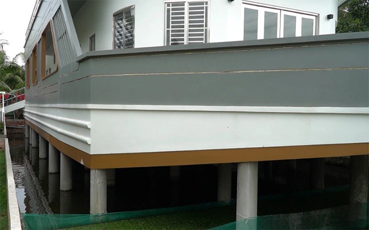 &nbsp;Căn nhà du thuyền có diện tích 390m2, nằm nổi trên mặt hồ nước và được nâng bằng 51 trụ bê tông&nbsp;
