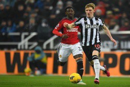 Trực tiếp bóng đá Newcastle - MU: Wan-Bissaka chắn bóng giải nguy (Ngoại hạng Anh)