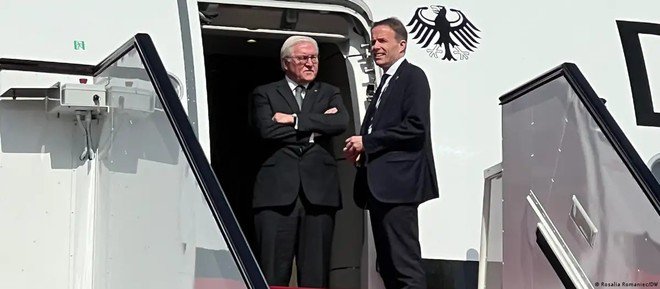 Tổng thống Đức Frank-Walter Steinmeier (trái) đến Doha (Qatar) vì mục tiêu bảo hộ công dân đang bị Hamas bắt giữ làm con tin