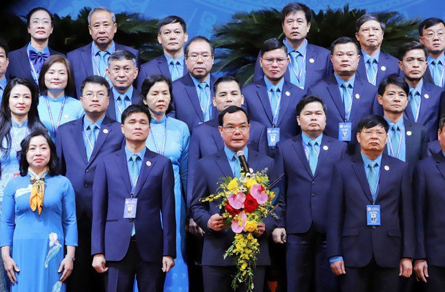 Chủ tịch Tổng LĐLĐVN Nguyễn Đình Khang thay mặt Ban Chấp hành Tổng LĐLĐVN khóa XIII phát biểu nhận nhiệm vụ. Ảnh: Tô Thế